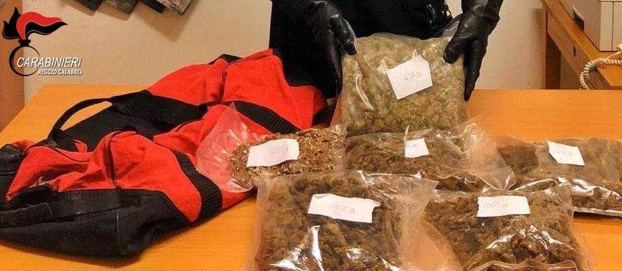 Due chili di marijuana nel borsone, arrestato un 42enne