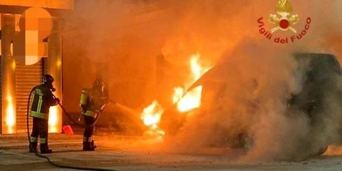 Furgone in fiamme