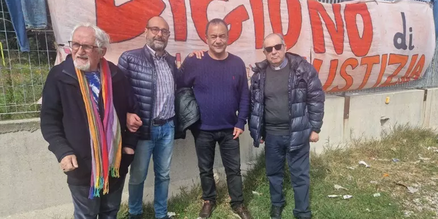 Mimmo Lucano a San Ferdinando: «La baraccopoli dei migranti è uno scempio, si chiuda subito»