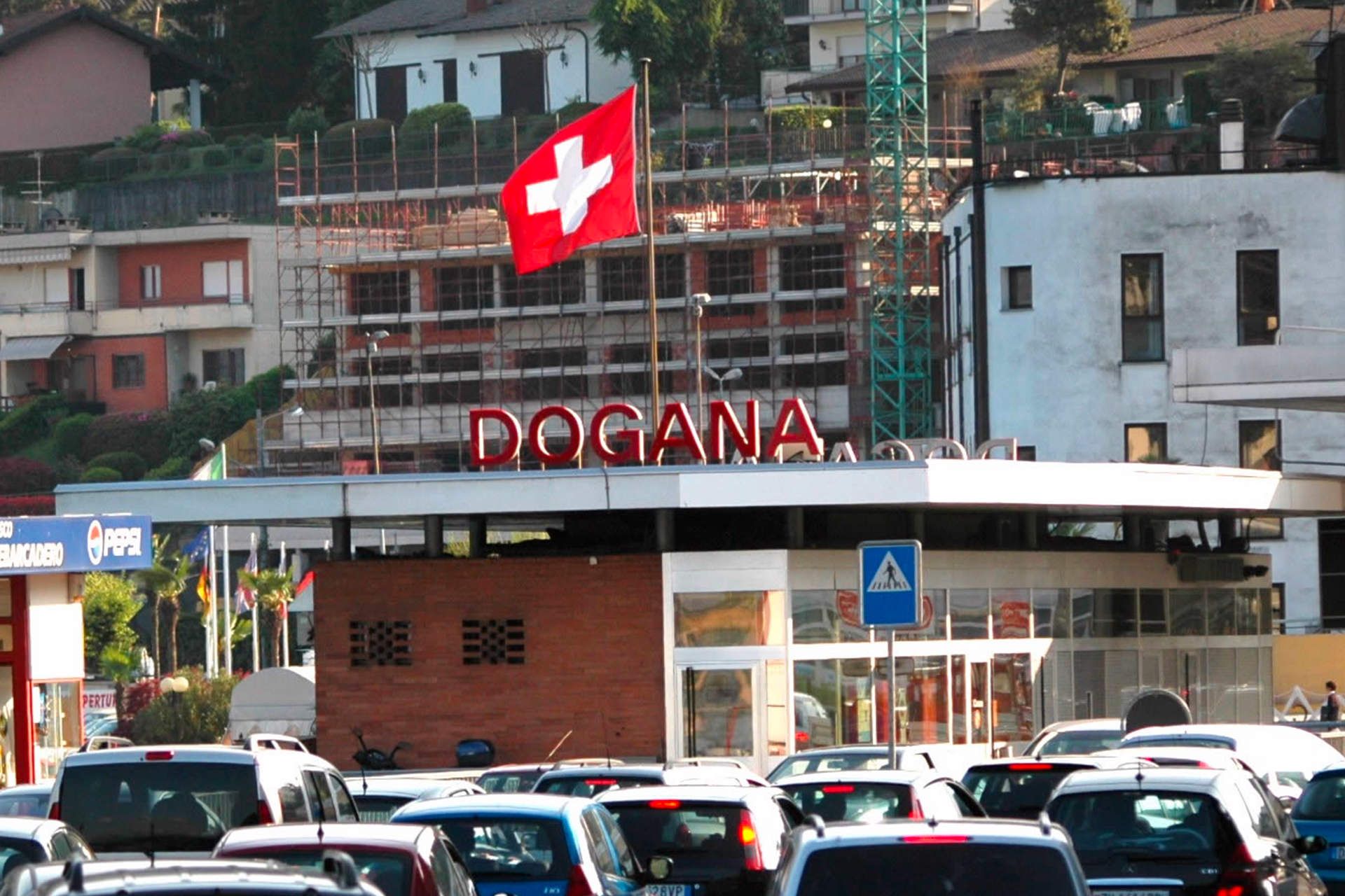 Armi da guerra, soldi falsi e night club: gli interessi in Svizzera della cosca Anello