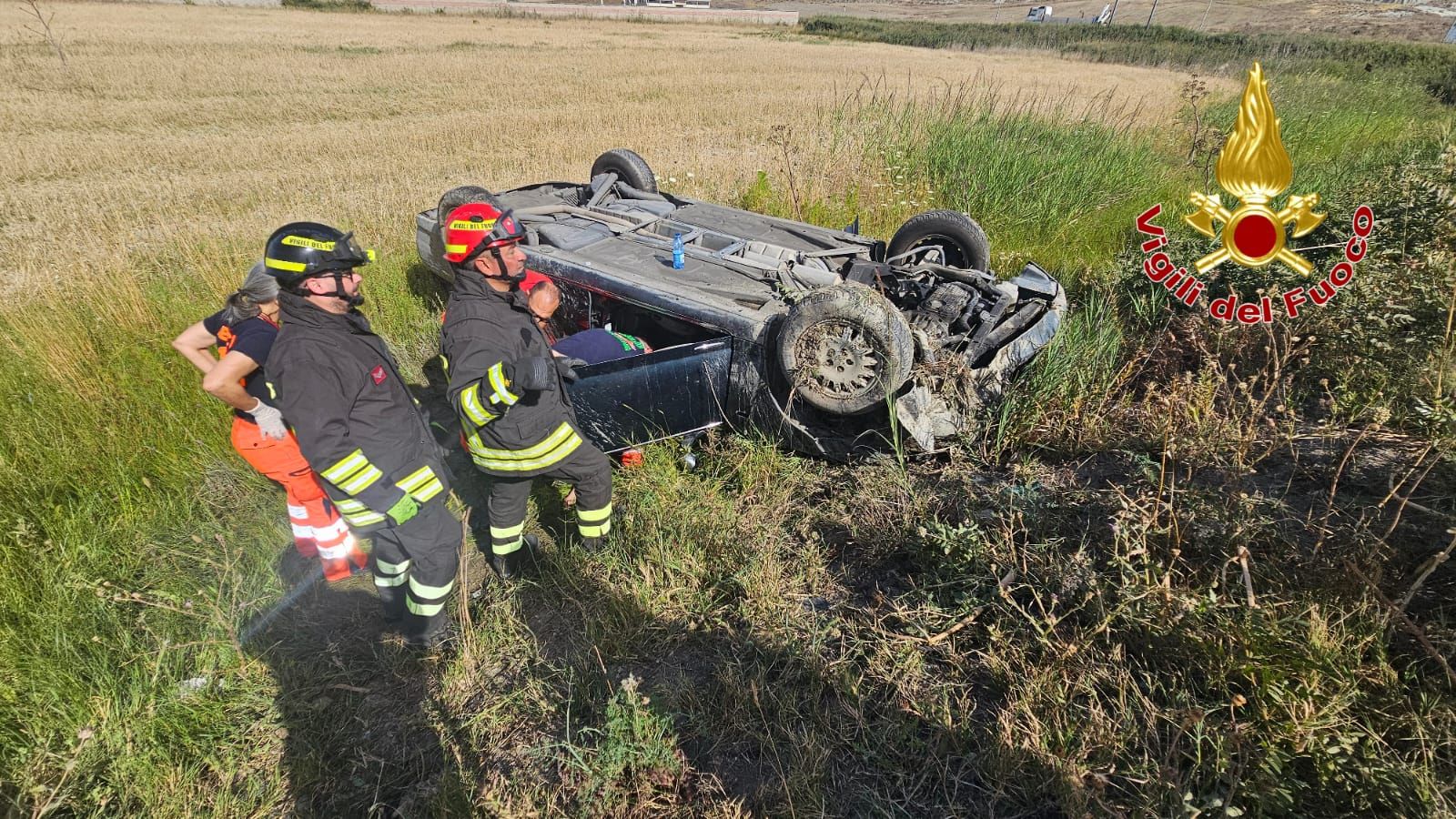 Auto finisce in un canale, incidente sulla Sp 63 di Cutro: un ferito – FOTO E VIDEO