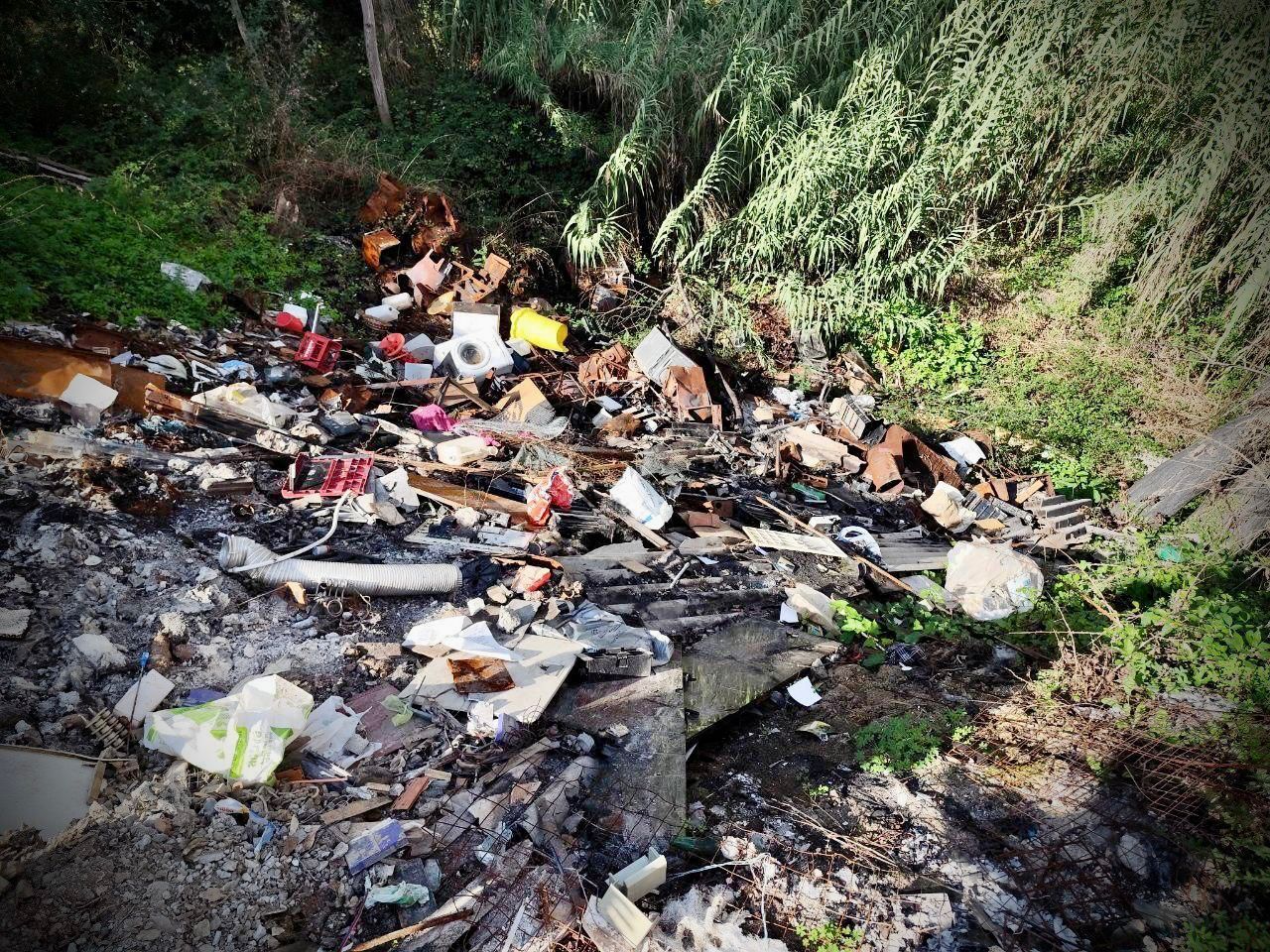 Scoperta una discarica a cielo aperto nel Vibonese – FOTO