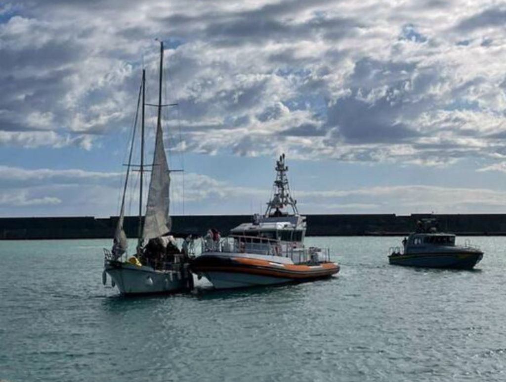 Disperati soccorsi al largo di Crotone, in 58 sbarcano nel porto