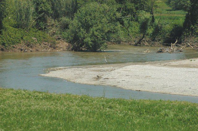 Due bare (vuote) abbandonate sugli argini del Crati