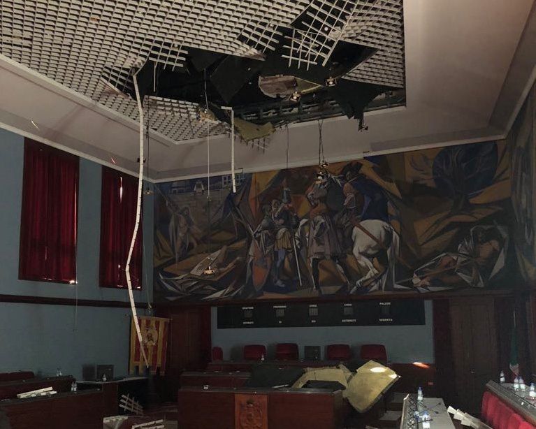 Catanzaro, crollo a “Palazzo De Nobili” – VIDEO