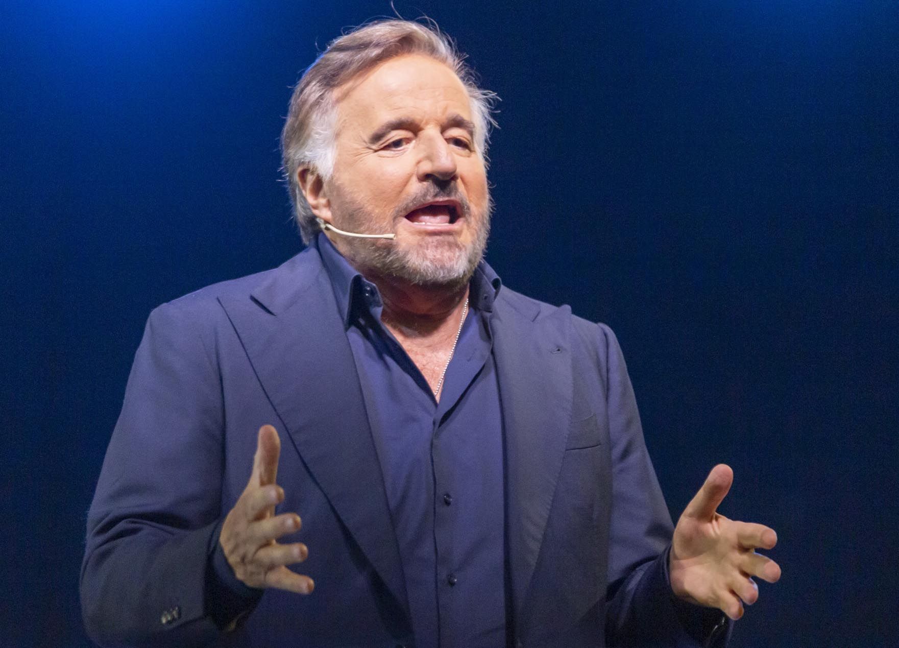 Christian De Sica si racconterà al Festival d’Autunno, protagonista di “Una serata tra amici”