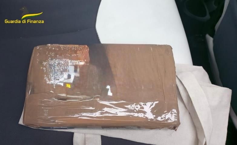 Beccato in auto con 1,2 chili di cocaina: un arresto a Cosenza