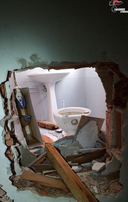 Rapina col "buco" all'ufficio postale di Schiavonea, preso uno dei due autori