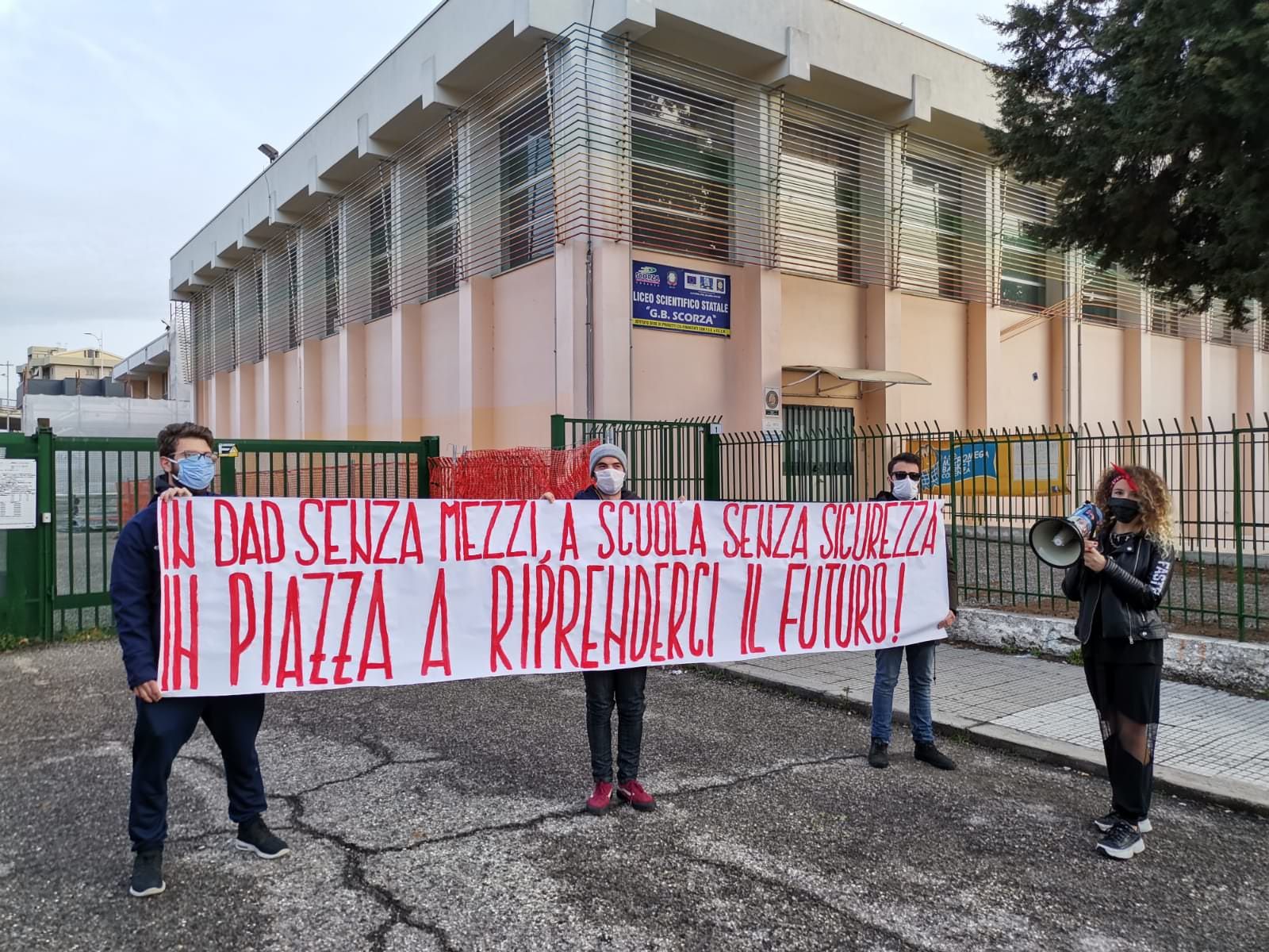 Cosenza, la protesta degli studenti: «La Dad è un fallimento»