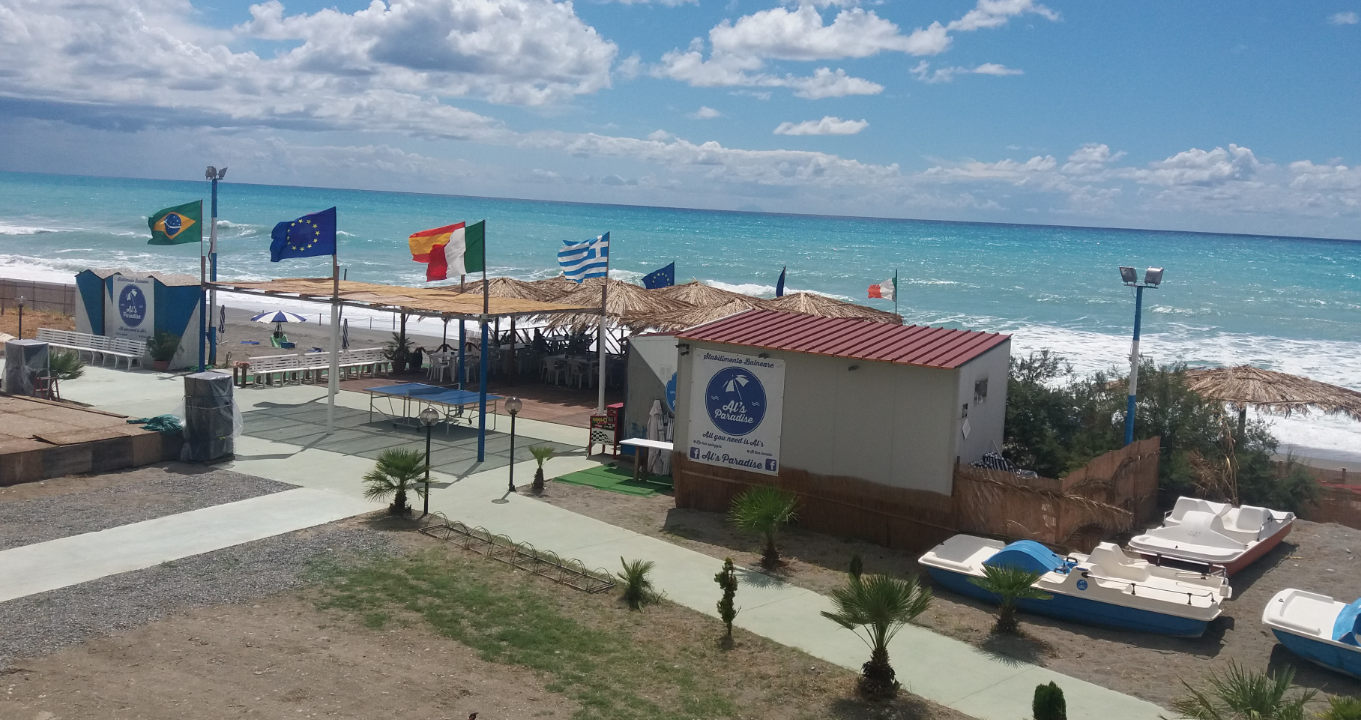 Malore per un anziano a Fiumefreddo, salvato dai bagnini di un lido