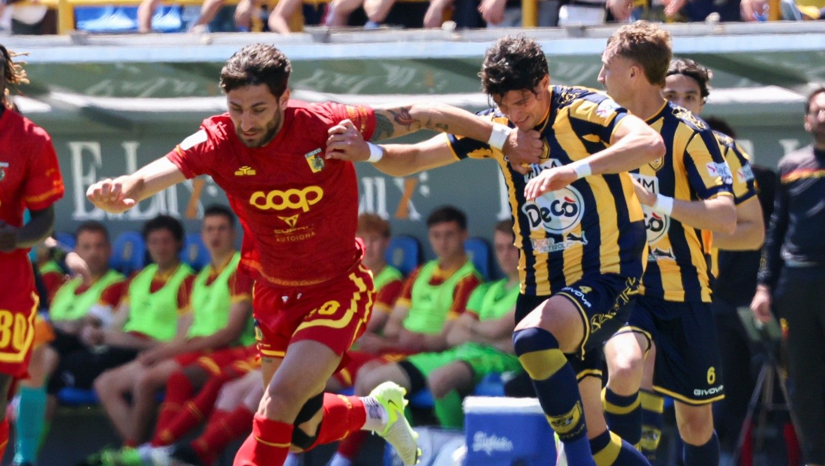 Alla Juve Stabia basta un tempo, il Catanzaro perde 2-0. Squadra in ritiro