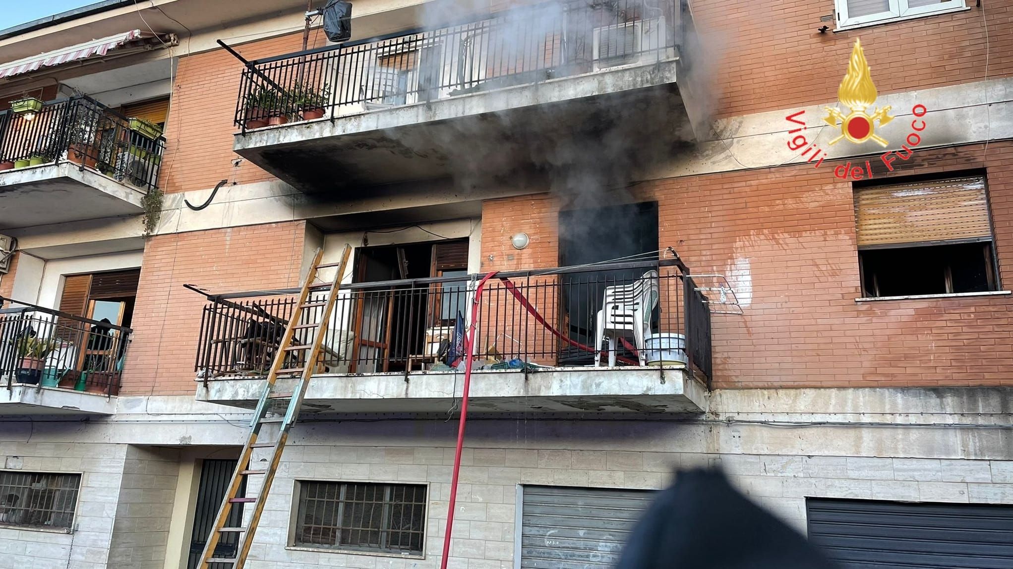 Appartamento in fiamme a Mendicino, nessuna persona ferita – FOTO
