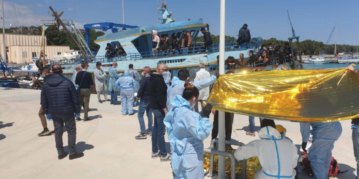 Migranti, barcone con 100 a bordo soccorso al largo di Roccella Jonica