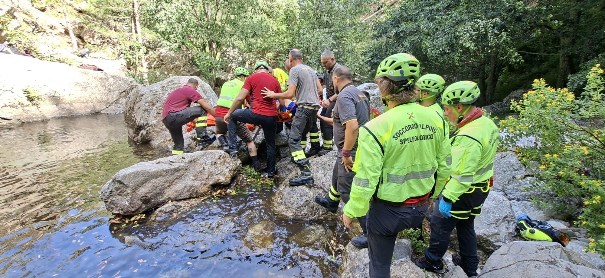 Precipita nel dirupo durante un’escursione: maxi operazione di soccorso alle Cascate del Maesano