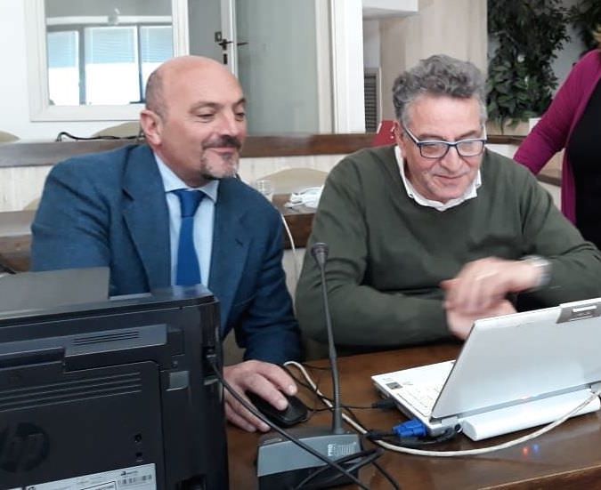 Crotone, in fiamme l'auto del segretario comunale