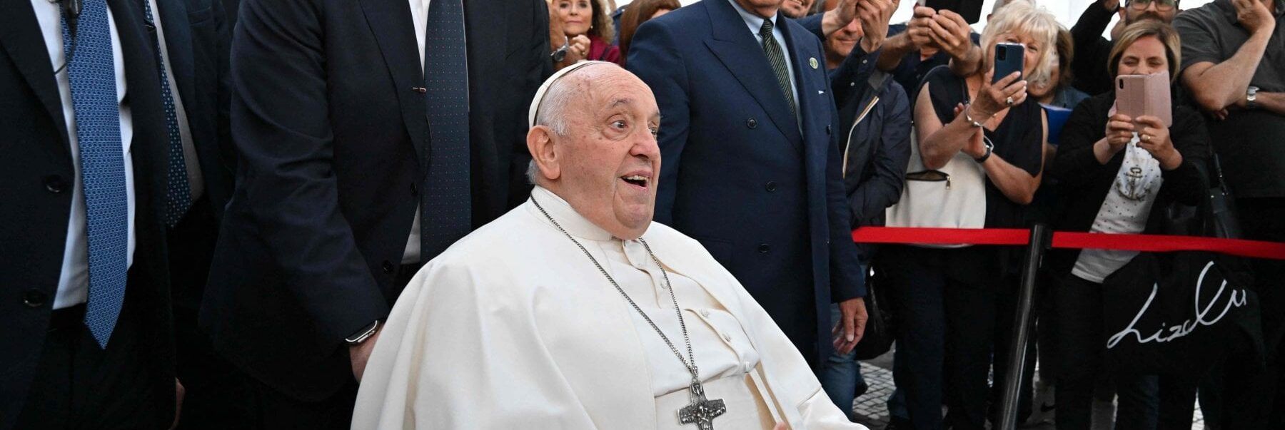 Il Papa al Gemelli per una Tac: «Escluse complicazioni polmonari»