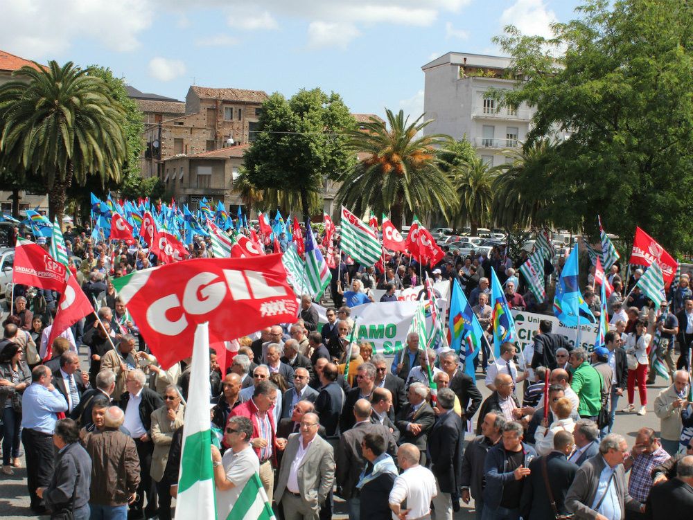 Cgil, Cisl e Uil: «Garantire gli ammortizzatori sociali»