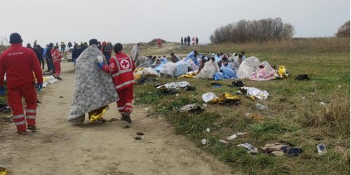 Lo dolore terribile e muto dei superstiti al naufragio