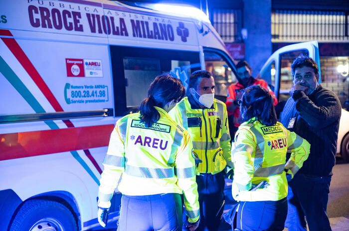 Passanti accoltellati per una rapina a Milano, sei i feriti