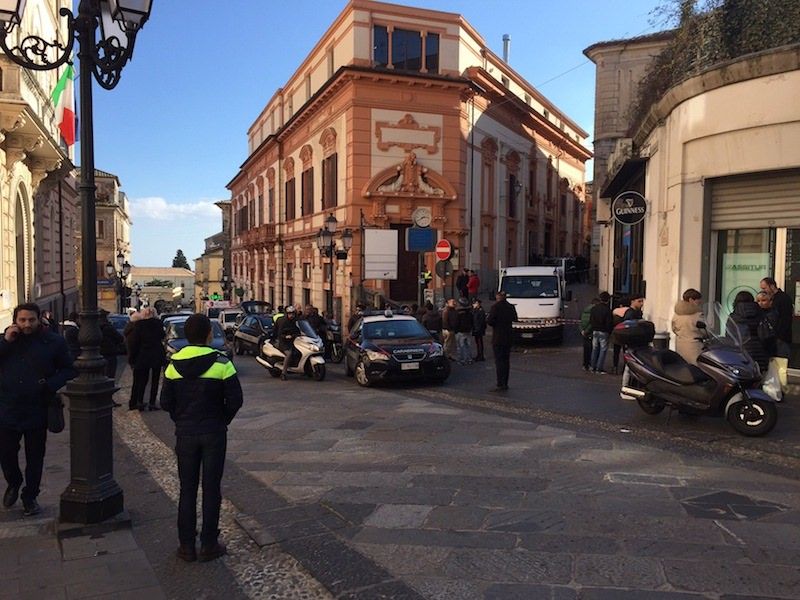 Investita da un camion, muore donna a Catanzaro – VIDEO