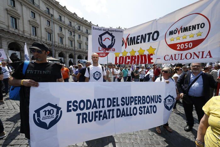M5s in piazza contro la precarietà, abbraccio tra Conte e Schlein