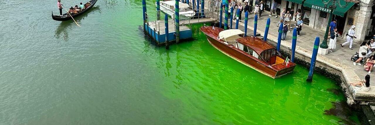 Mistero a Venezia, l’acqua di Canal Grande diventa verde fluorescente