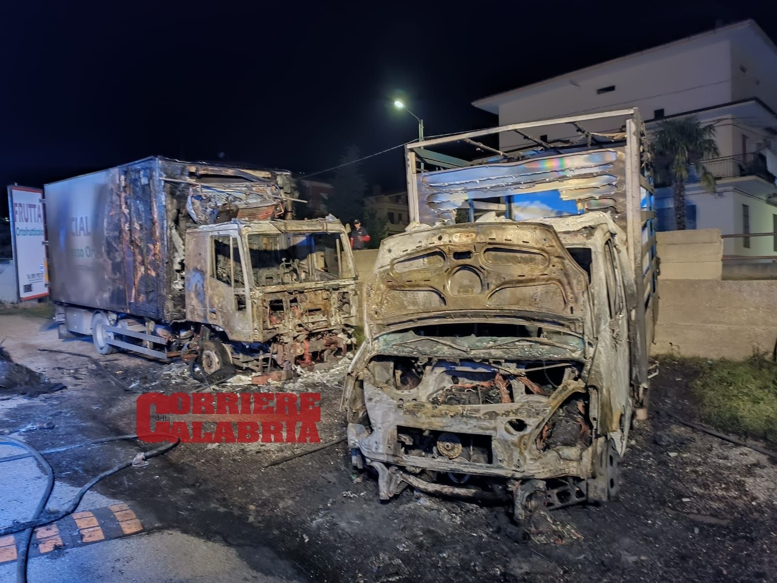 Notte di fuoco a Francavilla Marittima, in fiamme due automezzi pesanti