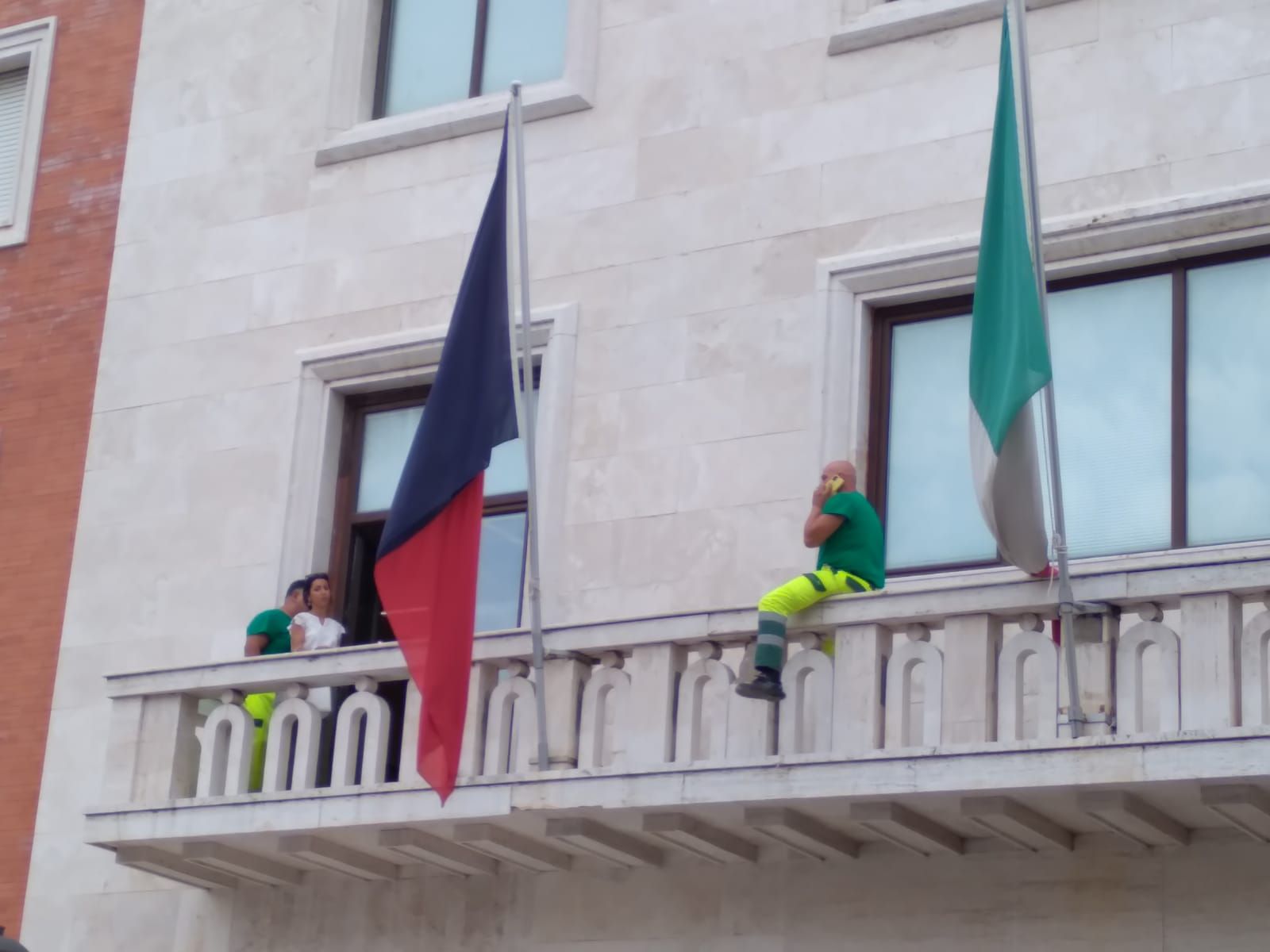 Crotone, senza lavoro minaccia di lanciarsi dal balcone del Comune