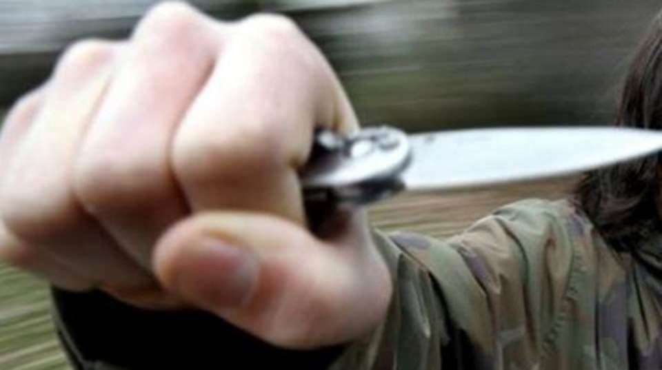 Cosenza, accoltella i genitori alla gola