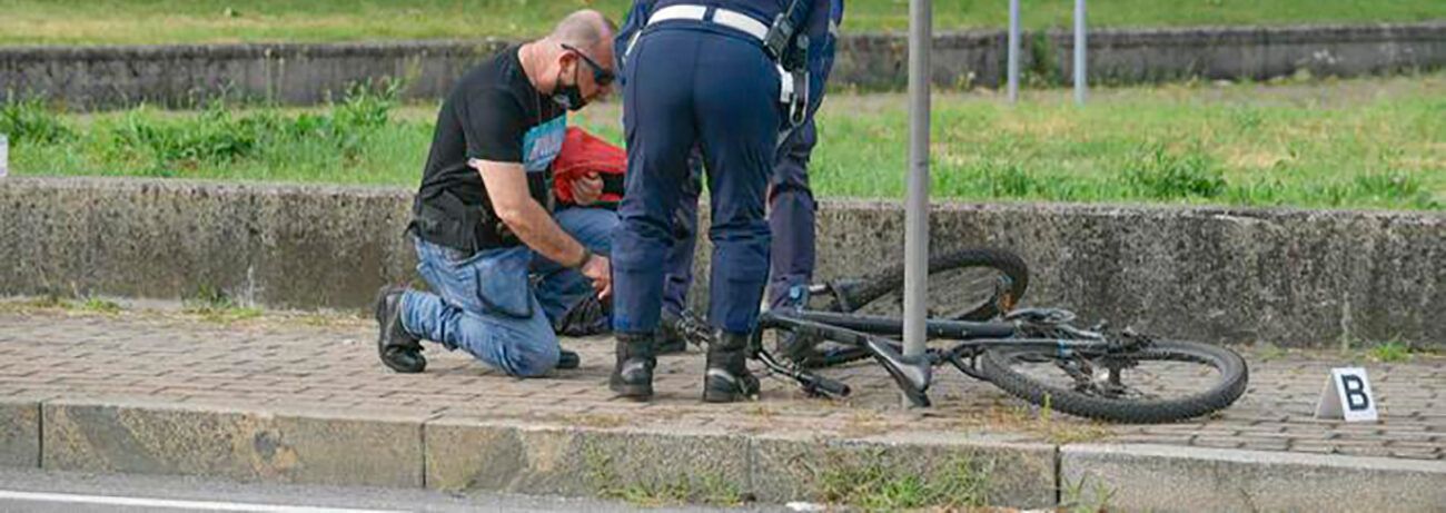 Auto investe tre ragazzi in bici, morto 16enne nel Mantovano