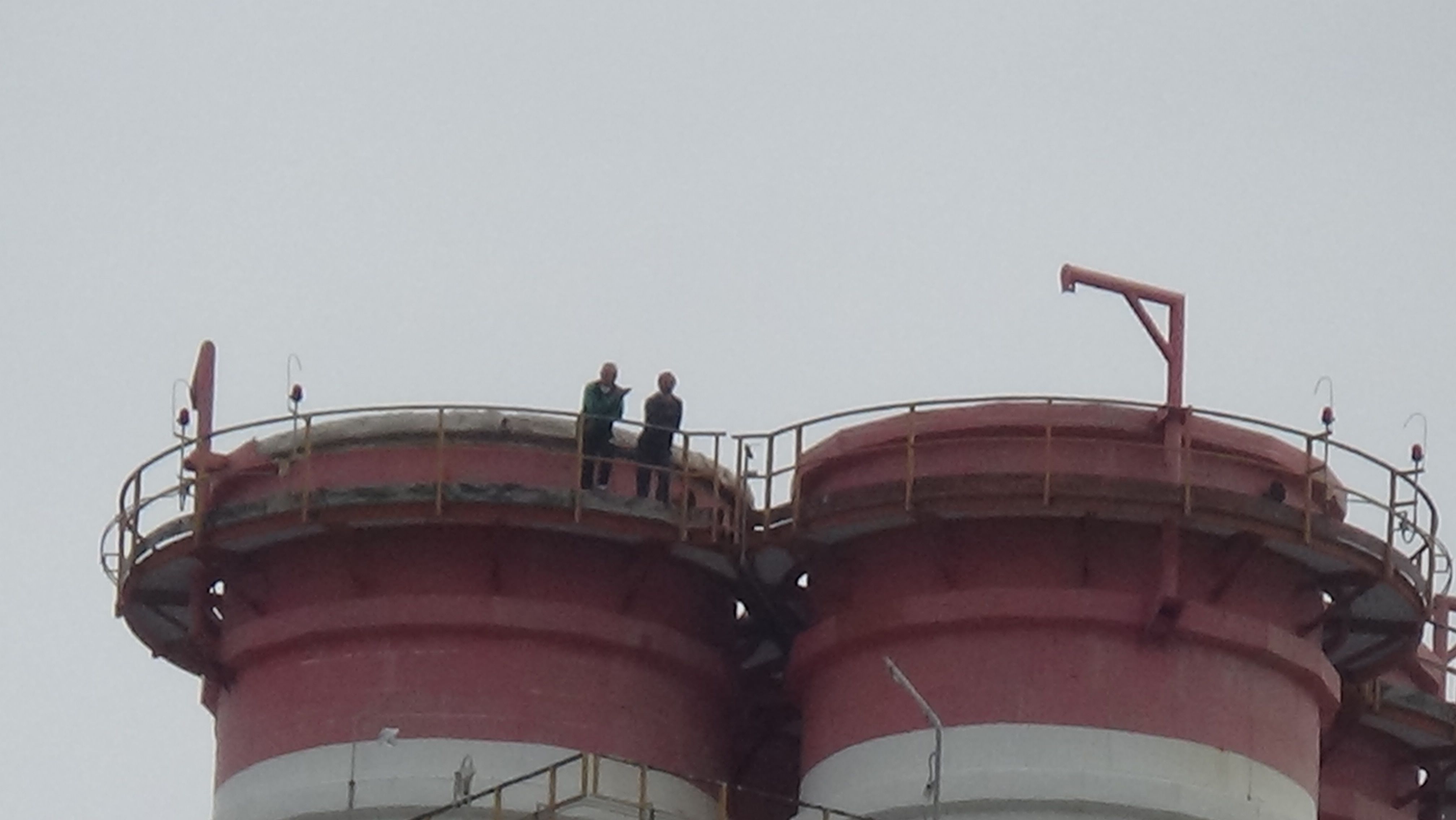 Seconda notte sulle ciminiere Enel per i due tecnici. «I nostri politici dove sono?» – VIDEO