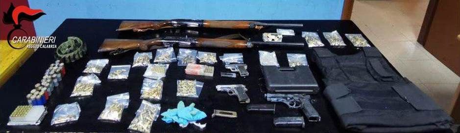 Reggio Calabria, pistole e fucili scoperti in un sottotetto