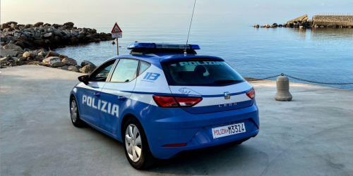 polizia spiaggia coltello