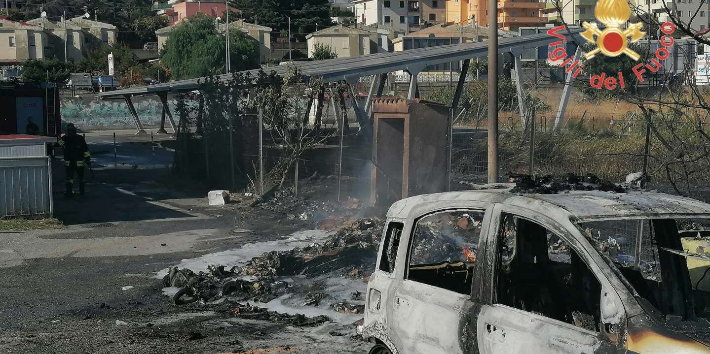 Catanzaro Lido, incendio vicino al polo sanitario dell’Asp distrugge un’auto dell’Azienda