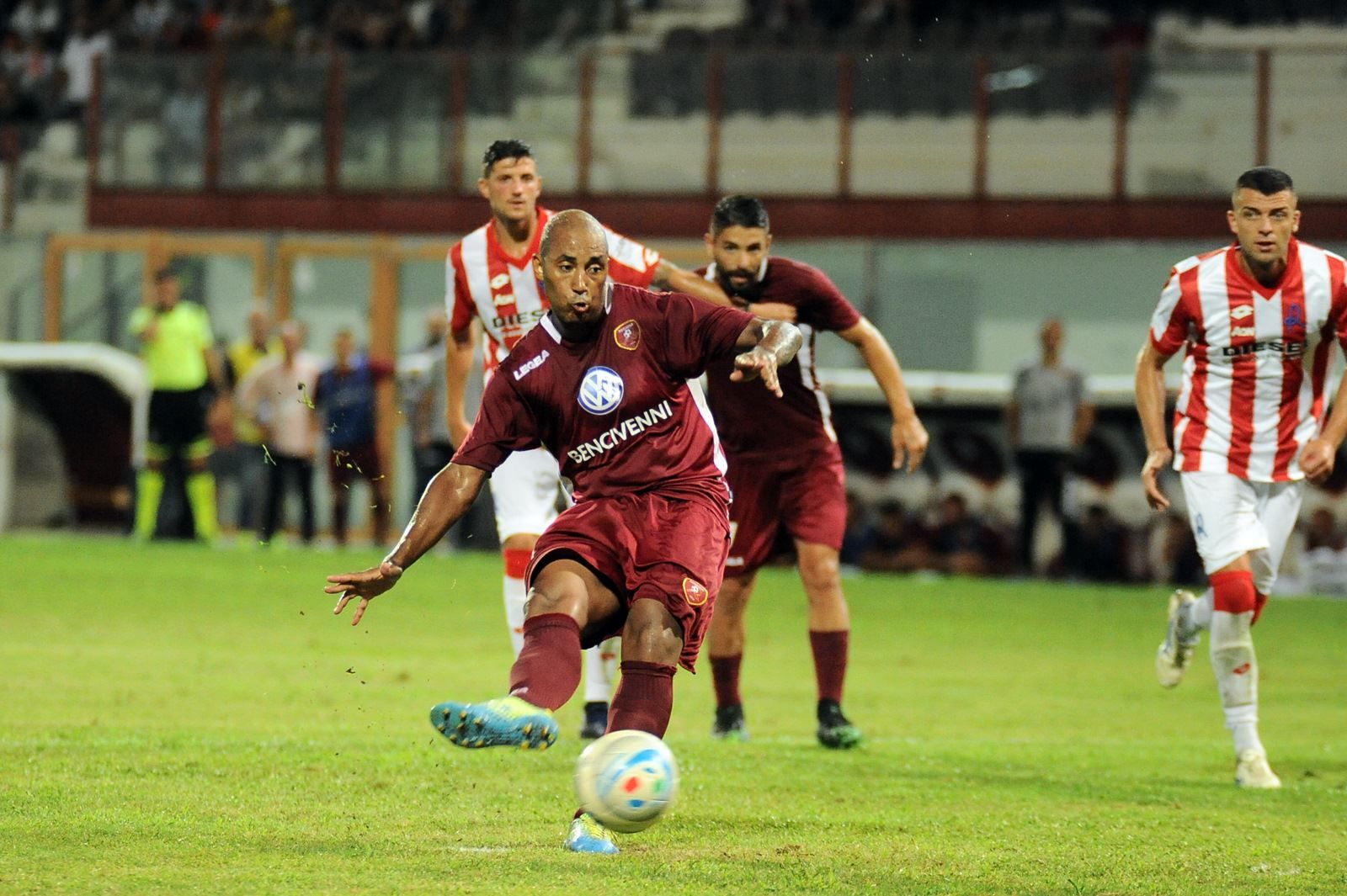 Reggina sontuosa, 5-1 alla Cavese. E ora occhio al mercato