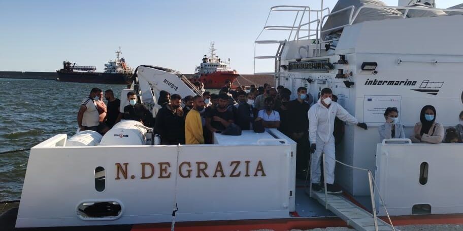Crotone, sbarcano 127 migranti. In manette due scafisti