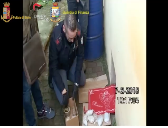 «Chini spaccia suttabancu li bucu i gambi». Così gli Abbruzzese punivano i pusher