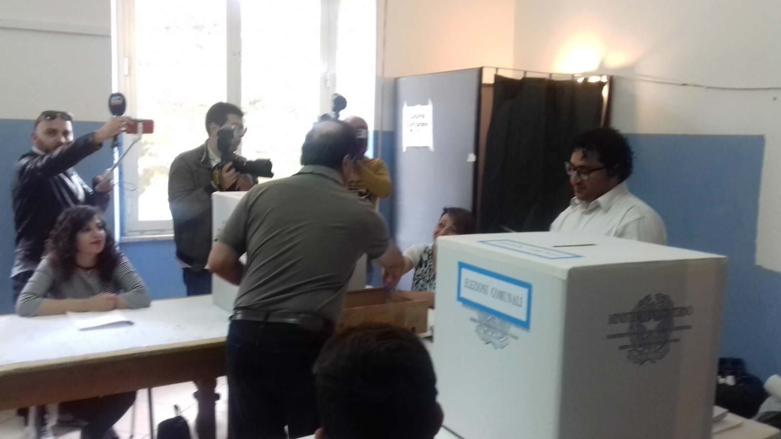 Riace, il ritorno di Mimmo Lucano al borgo: «Speriamo vada bene»