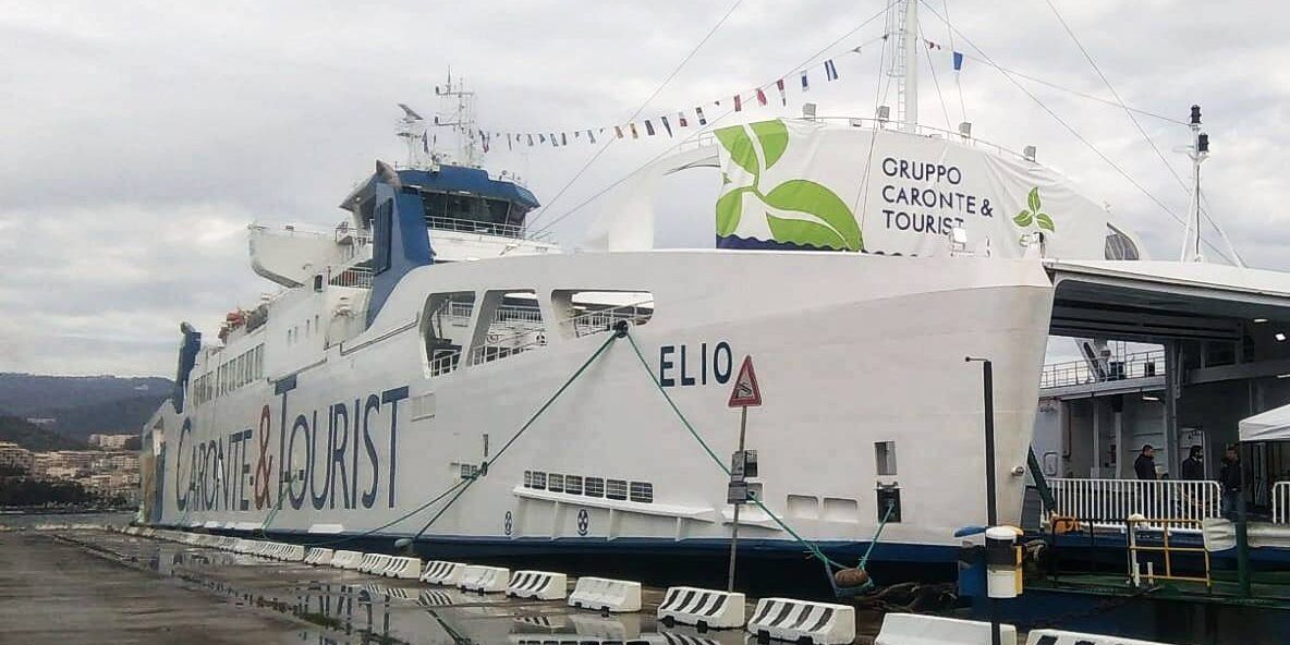 Villa San Giovanni, traghetto con motore in avaria urta contro la massicciata del porticciolo