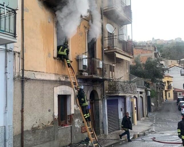 Incendio in una palazzina, tratta in salvo una persona nel Cosentino – FOTO