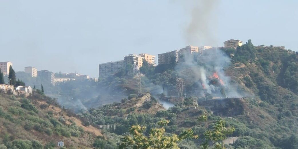Incendio alla pendici di Rossano Alta, in azione i vigili del fuoco