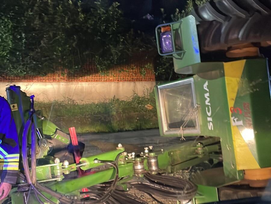 Incidente nel Vibonese, si ribalta un mezzo agricolo: tre feriti