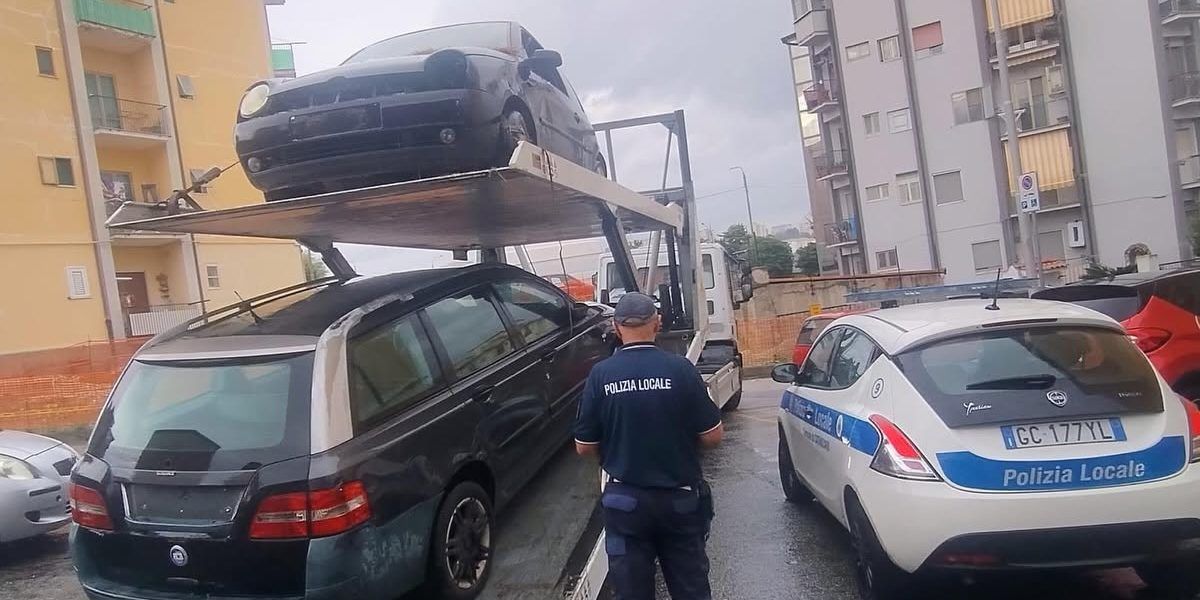 Catanzaro, tolleranza zero contro il degrado: rimosse 17 vetture abbandonate sul territorio – FOTO