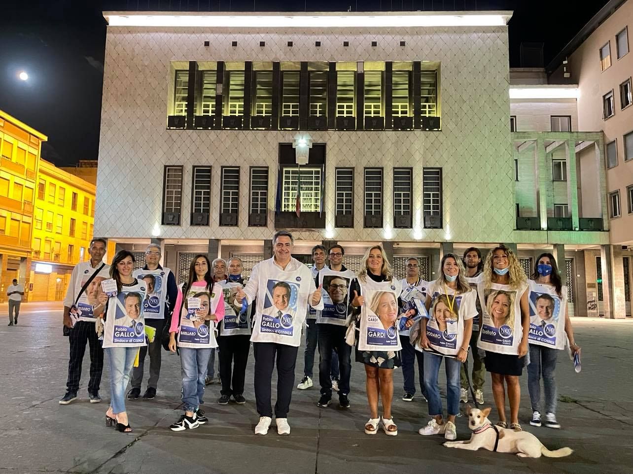 Amministrative di Cosenza, i candidati del “Movimento Noi” diventano “manifesti umani”