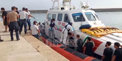 migranti crotone espulsi