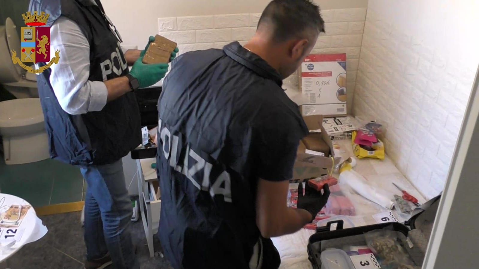 Stanza d’albergo a Rende trasformata in centrale della droga, in manette due giovani – VIDEO E FOTO