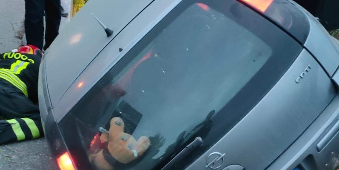 Auto sbanda e finisce in un canalone nel Reggino, ferito 25enne