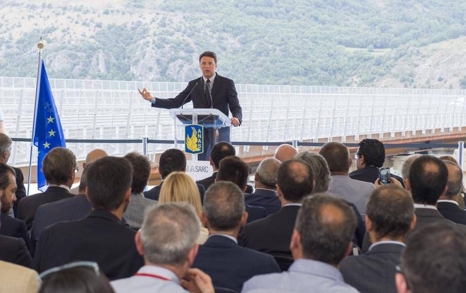 Renzi inaugura il viadotto A3: «Nessuno ride più dell'Italia»