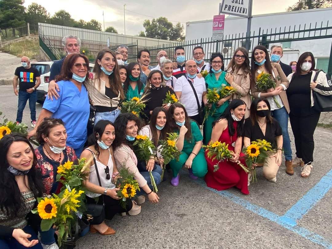 Crotone, arrivano i kit per i tamponi. Ma davanti all'ospedale si fa "festa" con assembramento