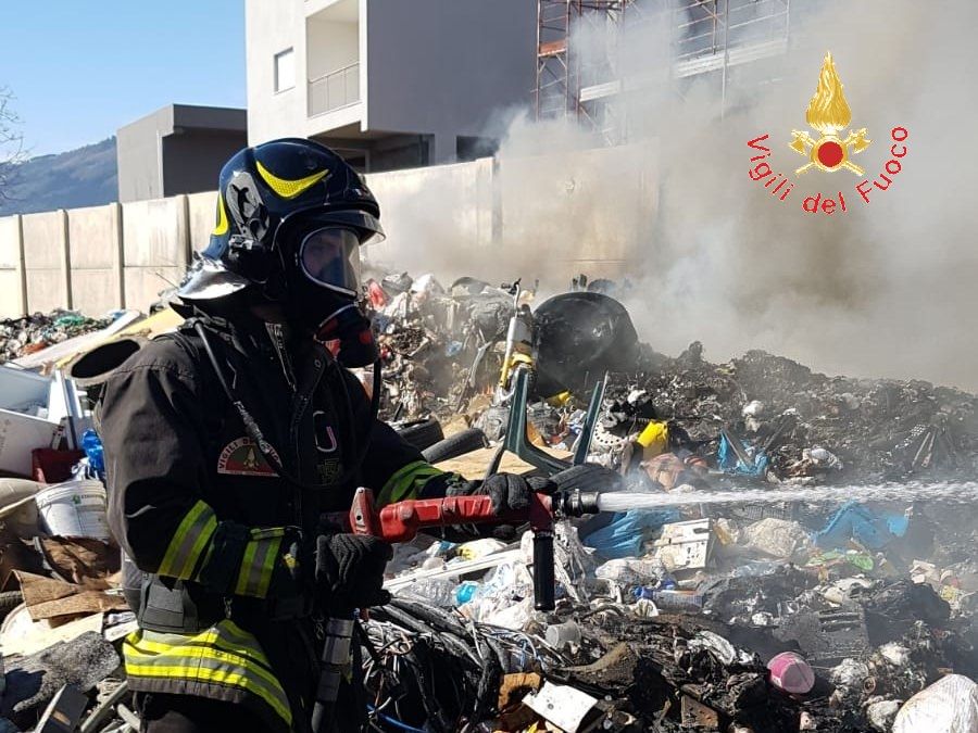 Densa coltre di fumo dal campo di Scordovillo – VIDEO E FOTO